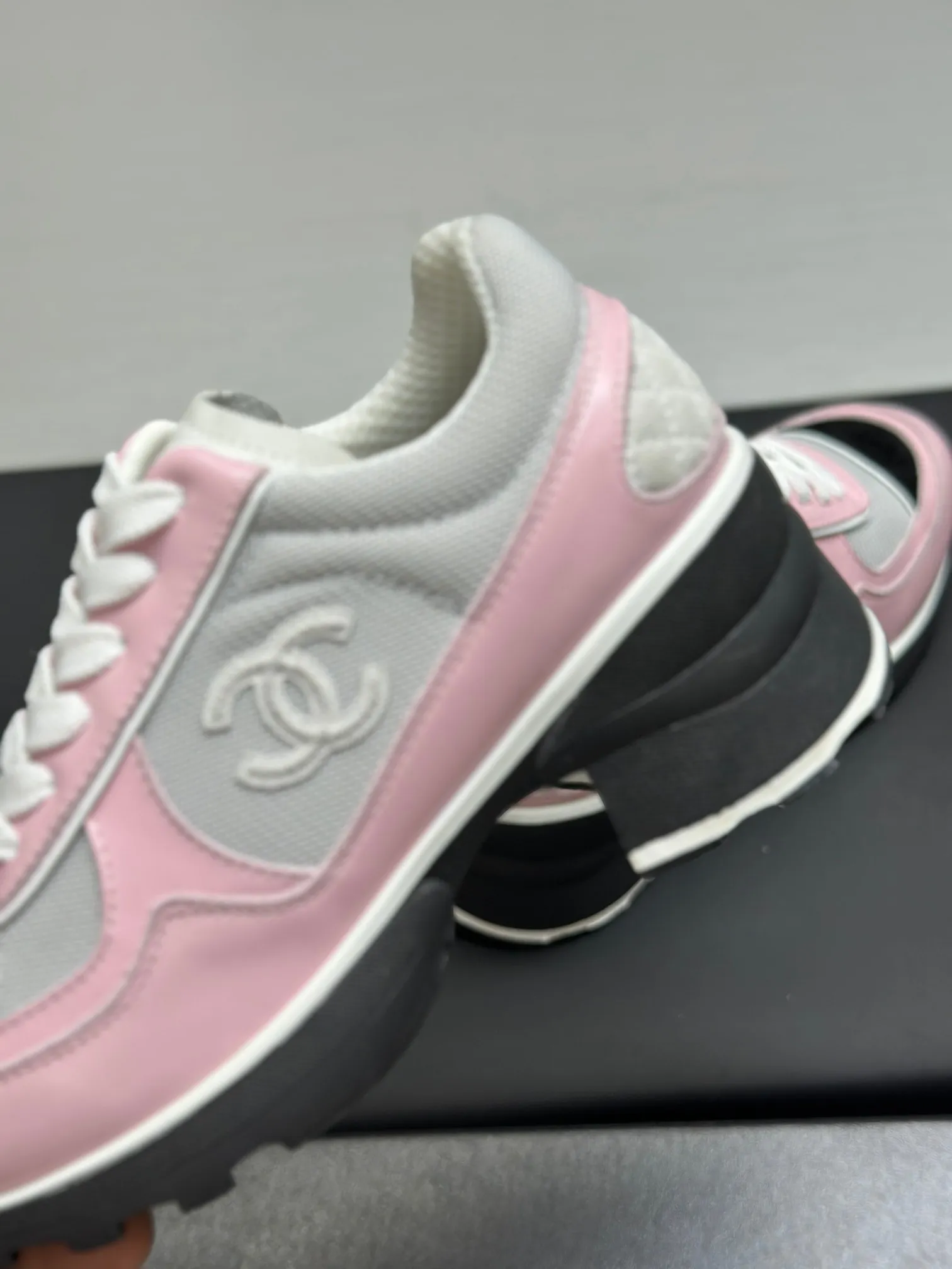 Men's shoes 💰620💰Women's 🚺 Chanel Panda shoes! 2025 counter top casual sports shoes This classic design; the upper is in the style of electric embroidery with various techniques; the outsole is fashionable and sporty; the unusual inclusion of a variety of color matching elements... The diversified mix and match is very good-looking and versatile, and can be used for leisure, fashion, sports, and outdoor... ꫛꫀꪝ Go➫ Materials: ❶Upper made of: original imported first-layer silk cowhide + original waterproof cloth + original first-layer cowhide ❷Inner use: Original Yangli+wang ❸ Outsole based on: Original TPU combination outsole Special counter boutique packaging complete set for women 35–41